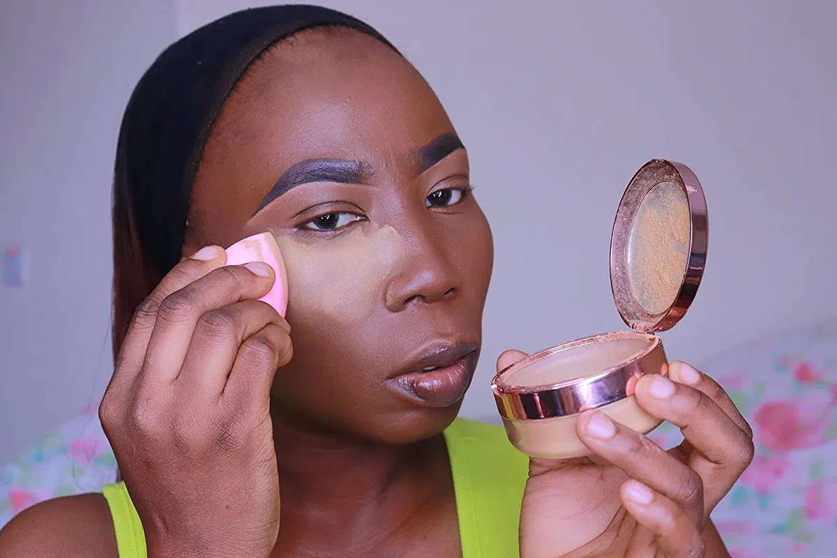 MakeUp Revolution Bronzer Reloaded - bronzer i rozświetlacz - Holiday Romance - Ciepły - połyskujący - Paleta