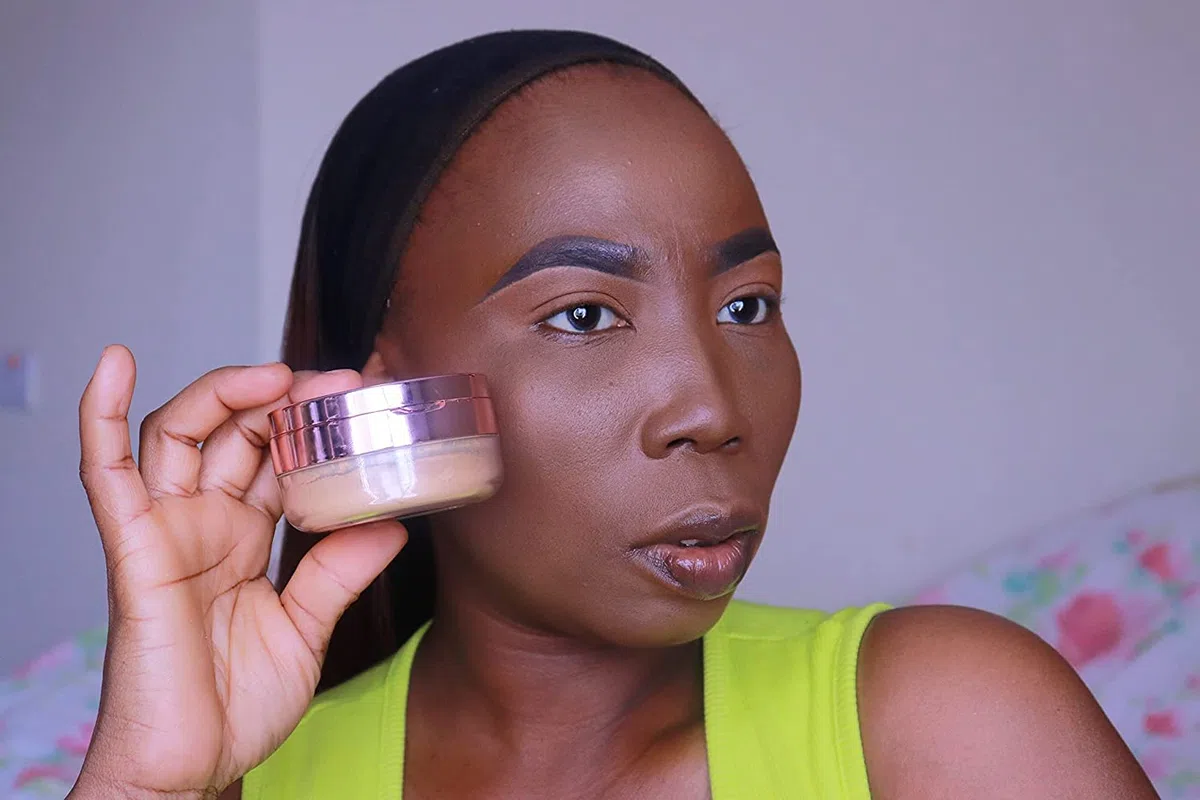 MakeUp Revolution Bronzer Reloaded - bronzer i rozświetlacz - Holiday Romance - Ciepły - połyskujący - Paleta
